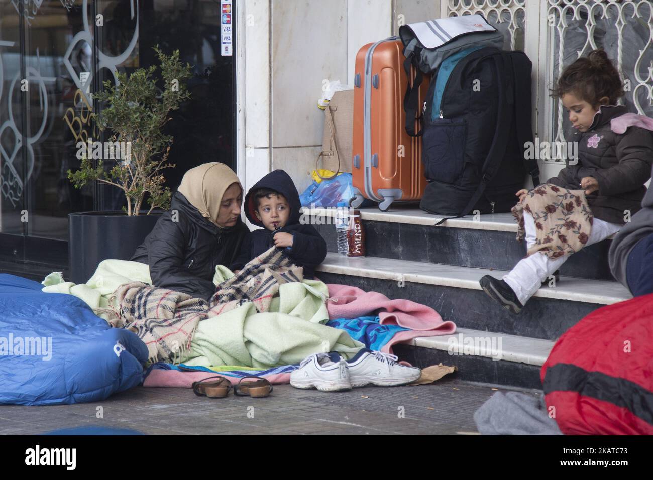 Environ 100 000 réfugiés et migrants d'Irak, de Syrie, de Palestine, d'Iran, de Turquie, Le Soudan, le Pakistan et l'Afghanistan se sont rassemblés sur la place Aristote, à Thessalonique, en Grèce, le 16 novembre 2017, afin de marcher vers les frontières de la Grèce et de l'ARYM. Les conditions météorologiques sont mauvaises pour le moment. Ils essaieront de traverser les frontières et d'atteindre des pays européens comme l'Allemagne et la Suède. Ils protestent également contre les mauvaises conditions de vie en Grèce. Parmi eux figurent les migrants sans papiers et maltraités par des passeurs. (Photo de Nicolas Economou/NurPhoto) Banque D'Images