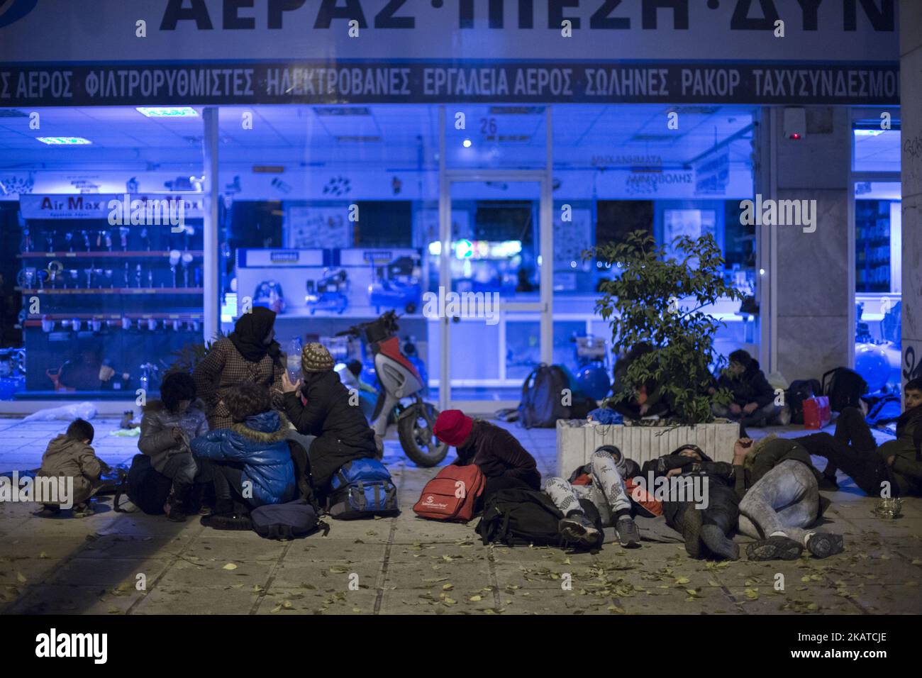 Le 16 novembre 2017, environ 300 réfugiés et migrants ont tenté de se rendre aux frontières de la Grèce et de l'ARYM et dans la région d'Idomeni. Les demandeurs d'asile ont tenté d'arriver aux frontières pour suivre la route des Balkans et se rendre aux pays européens. Certains d'entre eux ont exigé de se réunir avec leurs familles qui sont déjà installées dans les pays d'Europe du Nord-Ouest. La marche a été organisée par les médias sociaux parmi les réfugiés avec le soutien du groupe solidarité-gauche. Un groupe de migrants est également arrivé d'Athènes. La police les a bloqués devant la gare dans le centre-ville et leur a offert l'hospitalité aux camps Banque D'Images