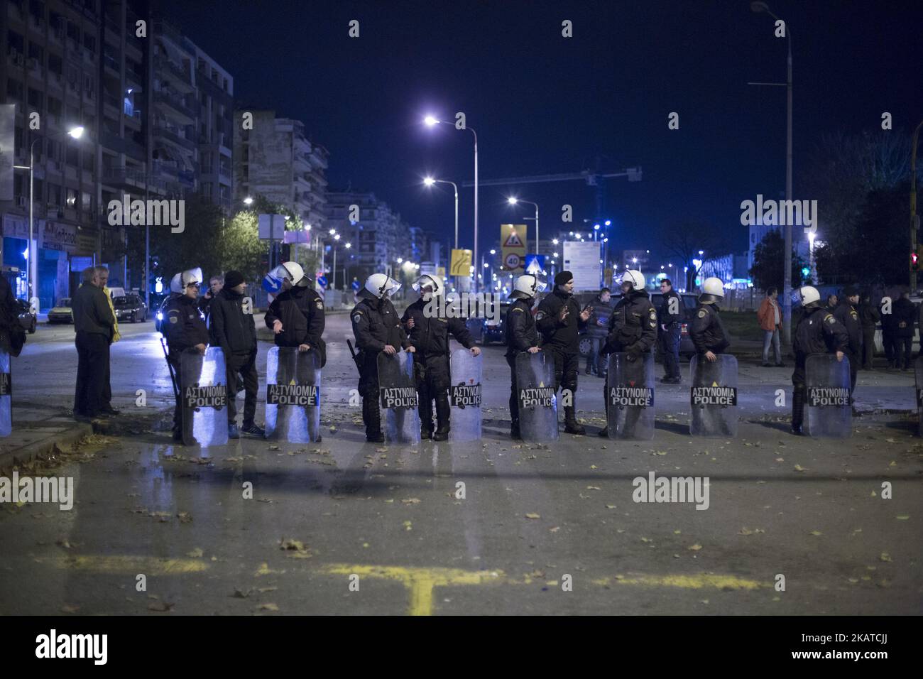 Le 16 novembre 2017, environ 300 réfugiés et migrants ont tenté de se rendre aux frontières de la Grèce et de l'ARYM et dans la région d'Idomeni. Les demandeurs d'asile ont tenté d'arriver aux frontières pour suivre la route des Balkans et se rendre aux pays européens. Certains d'entre eux ont exigé de se réunir avec leurs familles qui sont déjà installées dans les pays d'Europe du Nord-Ouest. La marche a été organisée par les médias sociaux parmi les réfugiés avec le soutien du groupe solidarité-gauche. Un groupe de migrants est également arrivé d'Athènes. La police les a bloqués devant la gare dans le centre-ville et leur a offert l'hospitalité aux camps Banque D'Images