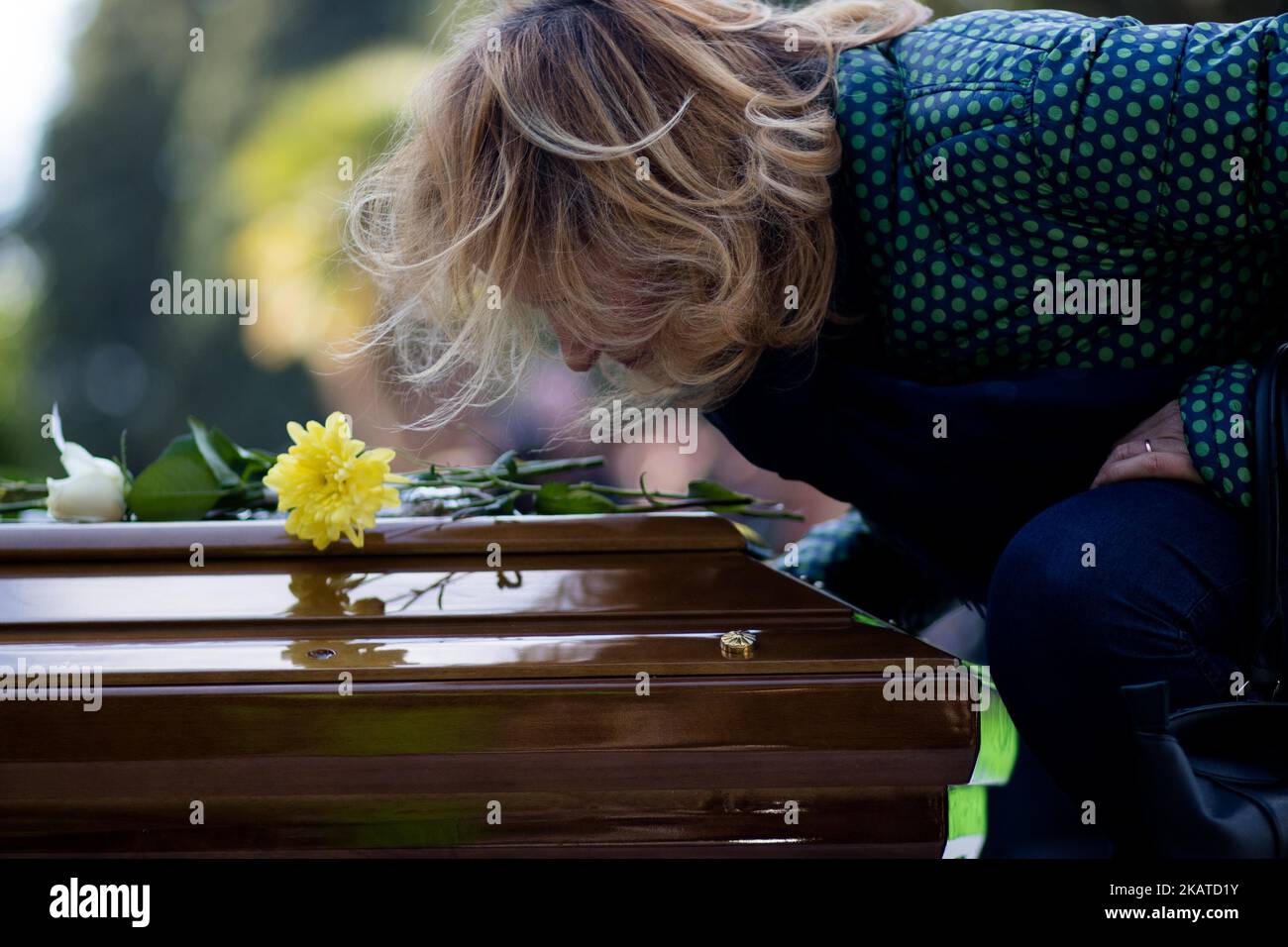 Service funéraire pour 26 femmes nigérianes, au cimetière de Salerno, dans le sud de l'Italie, vendredi 17 novembre 2017. Les femmes sont mortes la semaine dernière en traversant la mer Méditerranée pour tenter d'atteindre l'Italie. (Photo de Paolo Manzo/NurPhoto) Banque D'Images