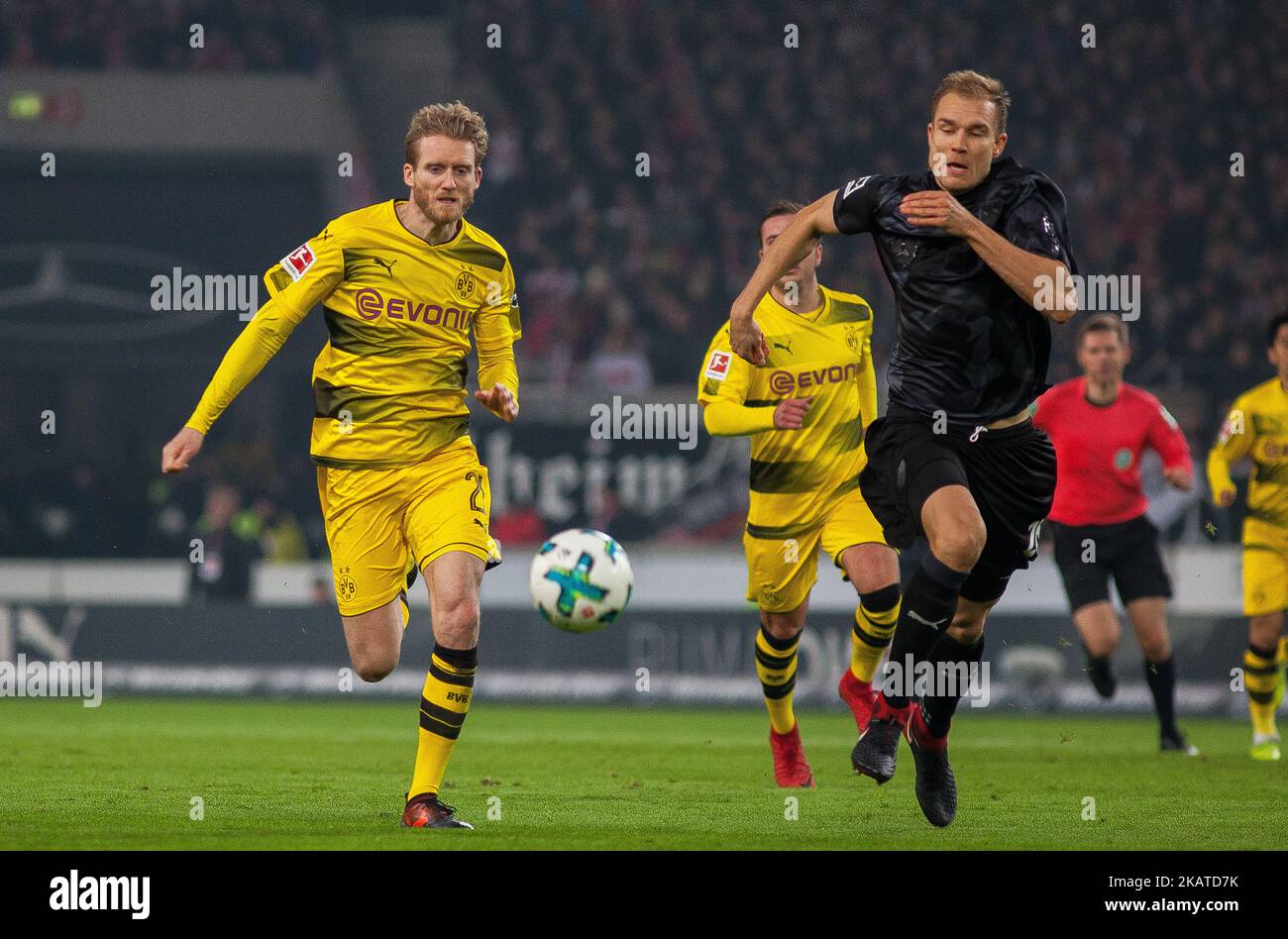 Dortmunds Andre Schuerrle et Stuttgarts Holger Badstuber tentent d'obtenir le ballon pendant le match de Bundesliga entre VfB Stuttgart et Borussia Dortmund à l'arène Mercedes-Benz sur 17 novembre 2017 à Stuttgart, Allemagne. (Photo de Bartek Langer/NurPhoto) Banque D'Images