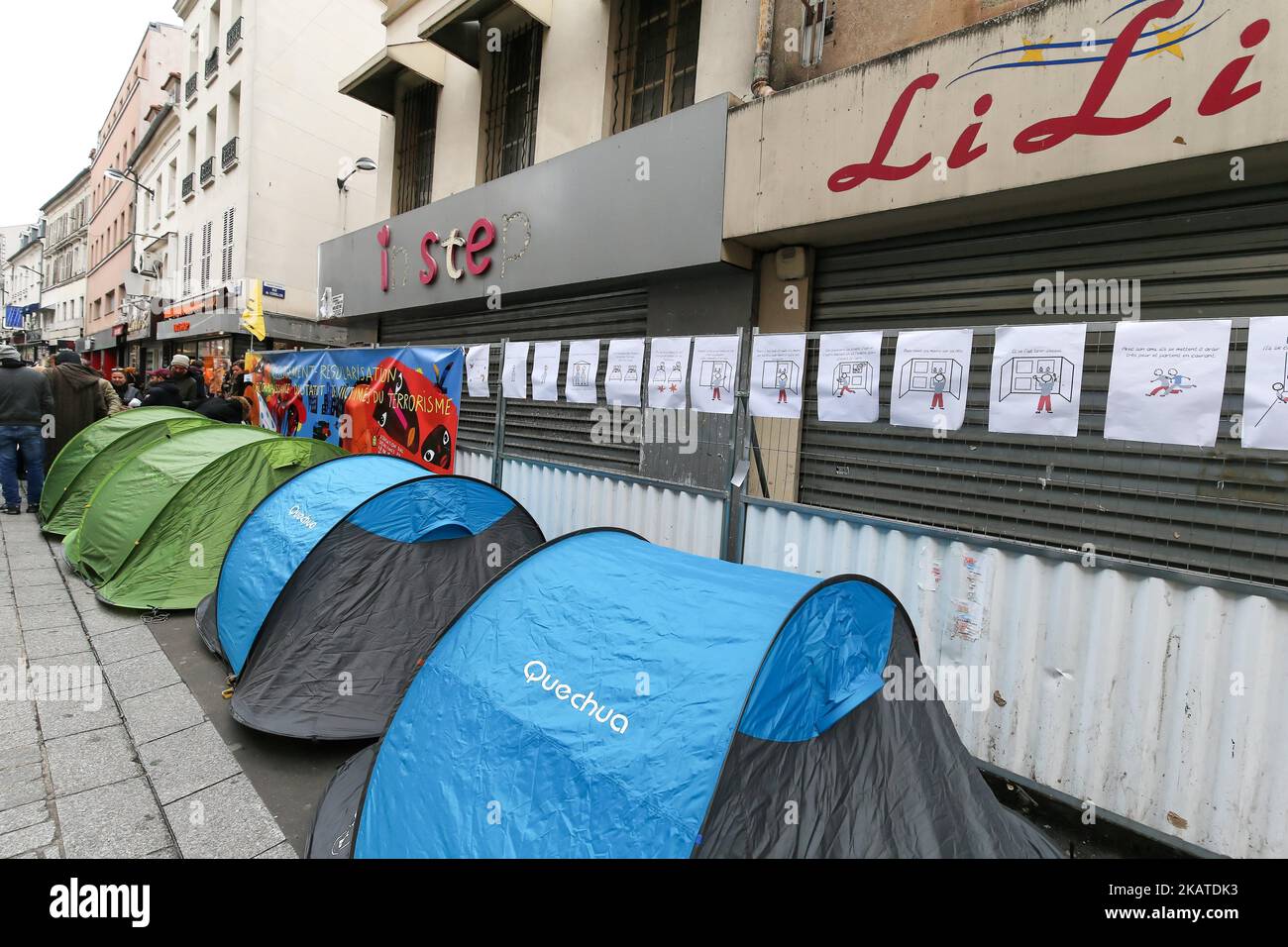 L'association française de logement DAL (Housing Right) proteste dans la banlieue nord de Paris du centre-ville de Saint-Denis à 18 novembre 2017, devant une baraque où les forces spéciales de la police française ont arrêté Abdelhamid Abaaoud belge, le cerveau présumé des attaques terroristes à Paris sur 13 novembre 2015. Le DAL a demandé que le gouvernement donne de nouveaux logements aux occupants de cet immeuble, détruit par la police pendant l'opération. (Photo de Michel Stoupak/NurPhoto) Banque D'Images