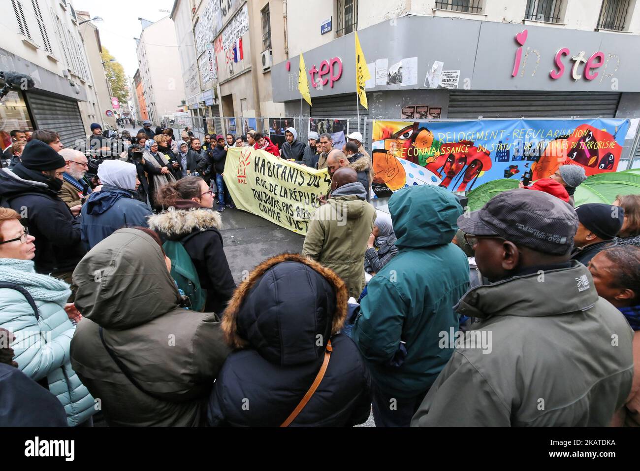 L'association française de logement DAL (Housing Right) proteste dans la banlieue nord de Paris du centre-ville de Saint-Denis à 18 novembre 2017, devant une baraque où les forces spéciales de la police française ont arrêté Abdelhamid Abaaoud belge, le cerveau présumé des attaques terroristes à Paris sur 13 novembre 2015. Le DAL a demandé que le gouvernement donne de nouveaux logements aux occupants de cet immeuble, détruit par la police pendant l'opération. (Photo de Michel Stoupak/NurPhoto) Banque D'Images