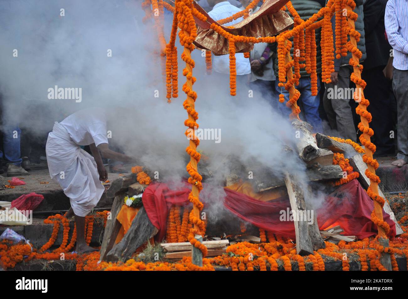 Prêtre népalais s'organisant par des bois éclairés sur les funérailles de Prakash Dahal qui est mort en raison d'un arrêt cardiaque soudain selon la tradition hindoue dimanche, 19 novembre 2017. (Photo de Narayan Maharajan/NurPhoto) Banque D'Images