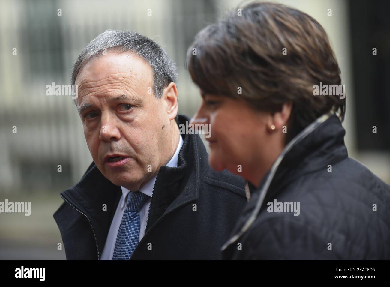 Le leader du DUP (Parti unioniste démocratique), Arlene Foster (R), et le chef adjoint, Nigel Dodds, s'adresont aux médias à Downing Street, sur 21 novembre 2017, à Londres, en Angleterre. Sinn Fein et les dirigeants du DUP rencontrent la première ministre britannique Theresa May pour discuter du rétablissement du partage du pouvoir en Irlande du Nord. (Photo par Alberto Pezzali/NurPhoto) Banque D'Images