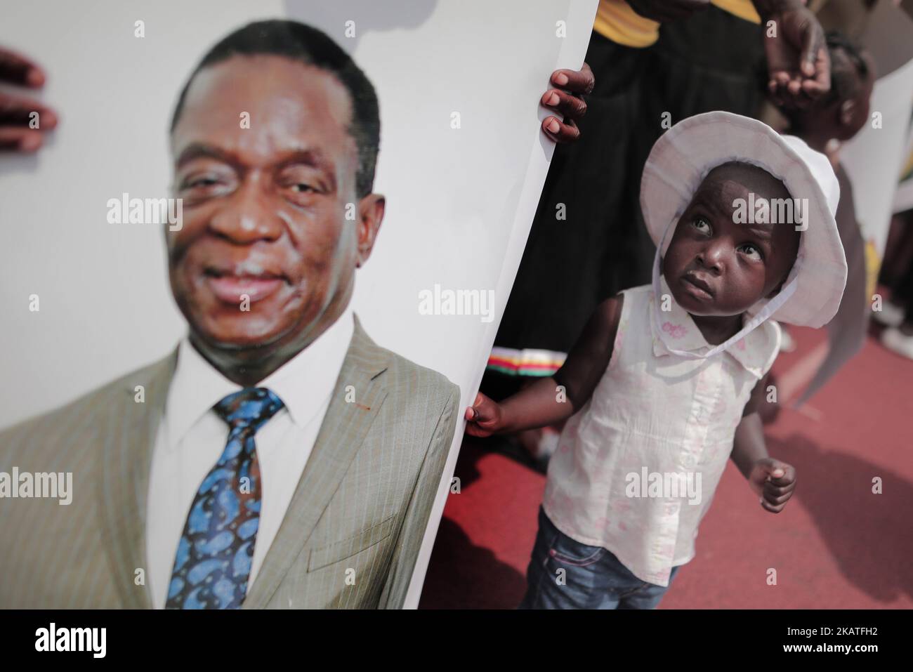 une-fille-regarde-l-image-du-nouveau-pr-sident-emmerson-mnangagwa