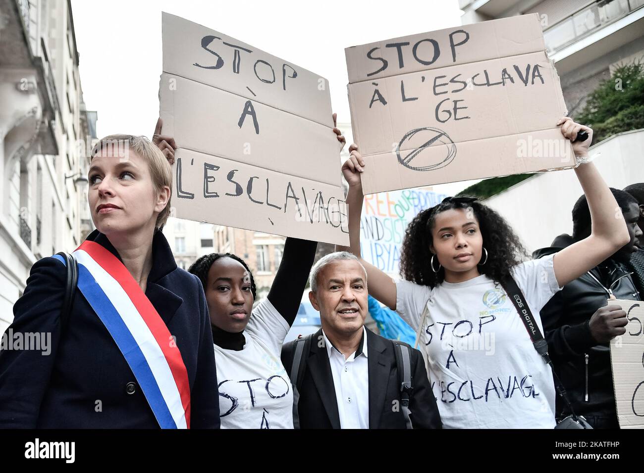 La France Insoumise membre du Parlement Clementine Autain (L) assiste à l'extérieur de l'ambassade de Libye à Paris lors d'une manifestation contre l'esclavage en Libye sur 24 novembre 2017. (Photo de Julien Mattia/NurPhoto) Banque D'Images