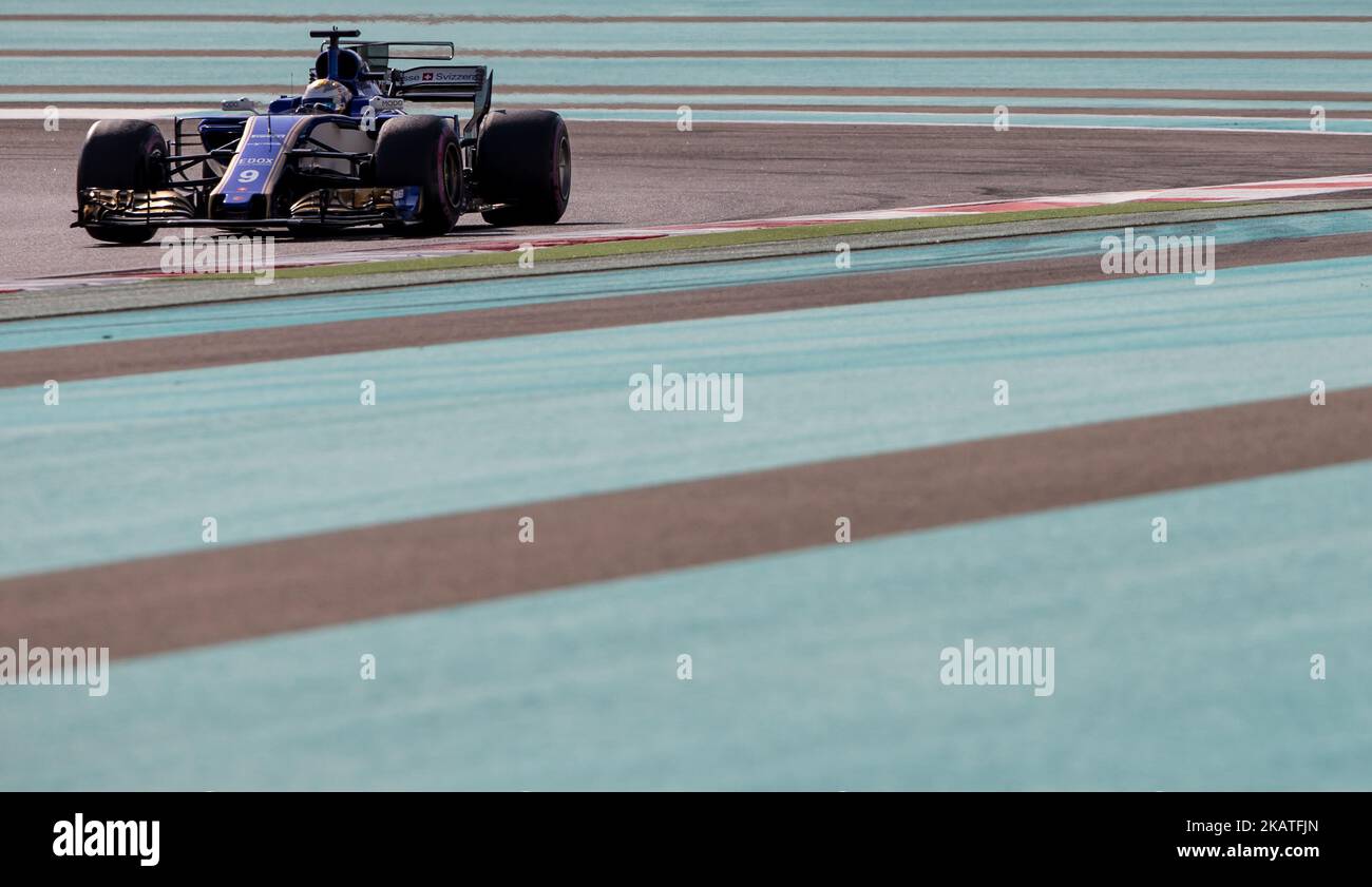 Marcus Ericsson de Suède et Sauber pilote d'équipe va lors de la première pratique au Grand Prix de Formule un Etihad Airways Abu Dhabi le 24 novembre 2017 à Yas Marina circuit, Abu Dhabi, Émirats Arabes Unis. (Photo de Robert Szaniszló/NurPhoto) Banque D'Images