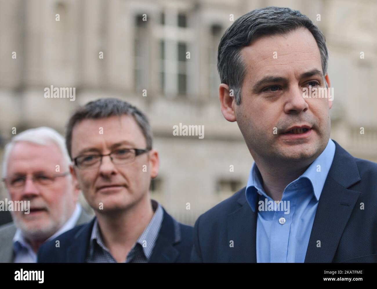 Sinn Fein Pearse Doherty (à droite), accompagné de (gauche-R), Martin Ferris (à gauche) et David Cullinane (au centre), parle aux médias à l'extérieur de la Maison Leinster à Dublin. À Dublin, Irlande, le vendredi 24 novembre 2017. (Photo par Artur Widak/NurPhoto) Banque D'Images