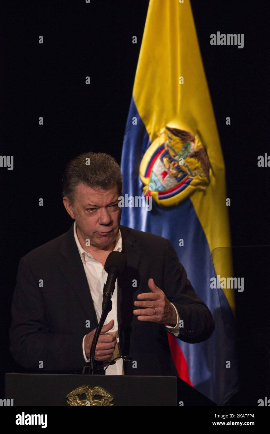 Président de la Colombie Juan Manuel Santos lors de la cérémonie marquant un an anniversaire de l'accord de paix entre le gouvernement colombien et les FARC, au théâtre du Colon à Bogota sur 24 novembre 2017. Les dirigeants de l'accord de paix historique se réunissent un an plus tard, et pas précisément pour célébrer. L'accord qui a désarmé en Colombie la guérilla la plus puissante d'Amérique traverse une période difficile à l'occasion de son premier anniversaire. (Photo de Daniel Garzon Herazo/NurPhoto) Banque D'Images