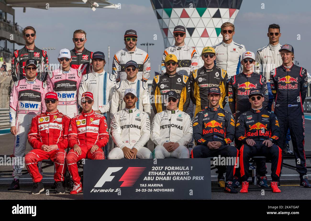 Photo des pilotes de fin d'année avant la course au Grand Prix de Formule un Etihad Airways à Abu Dhabi le 26 novembre 2017 à Yas Marina circuit, Abu Dhabi, Émirats Arabes Unis. (Photo de Robert Szaniszló/NurPhoto) Banque D'Images