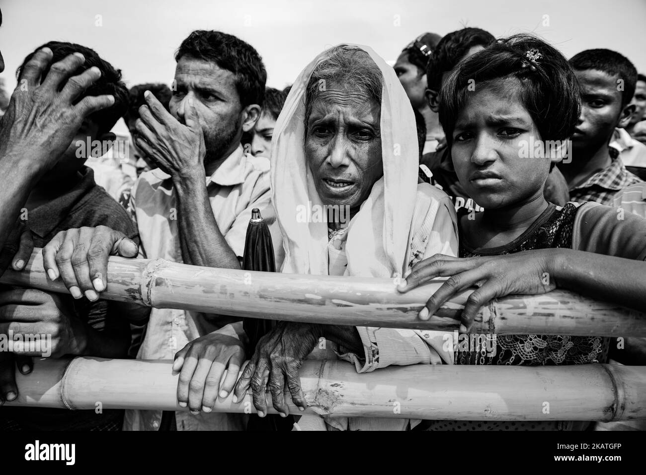 Un réfugié de Rohingya attend de recevoir une aide alimentaire d'une ONG locale au camp de réfugiés de Balukhali, près de Cox's Bazar, au Bangladesh, au 22 novembre 2017. (Photo de Szymon Barylski/NurPhoto) Banque D'Images