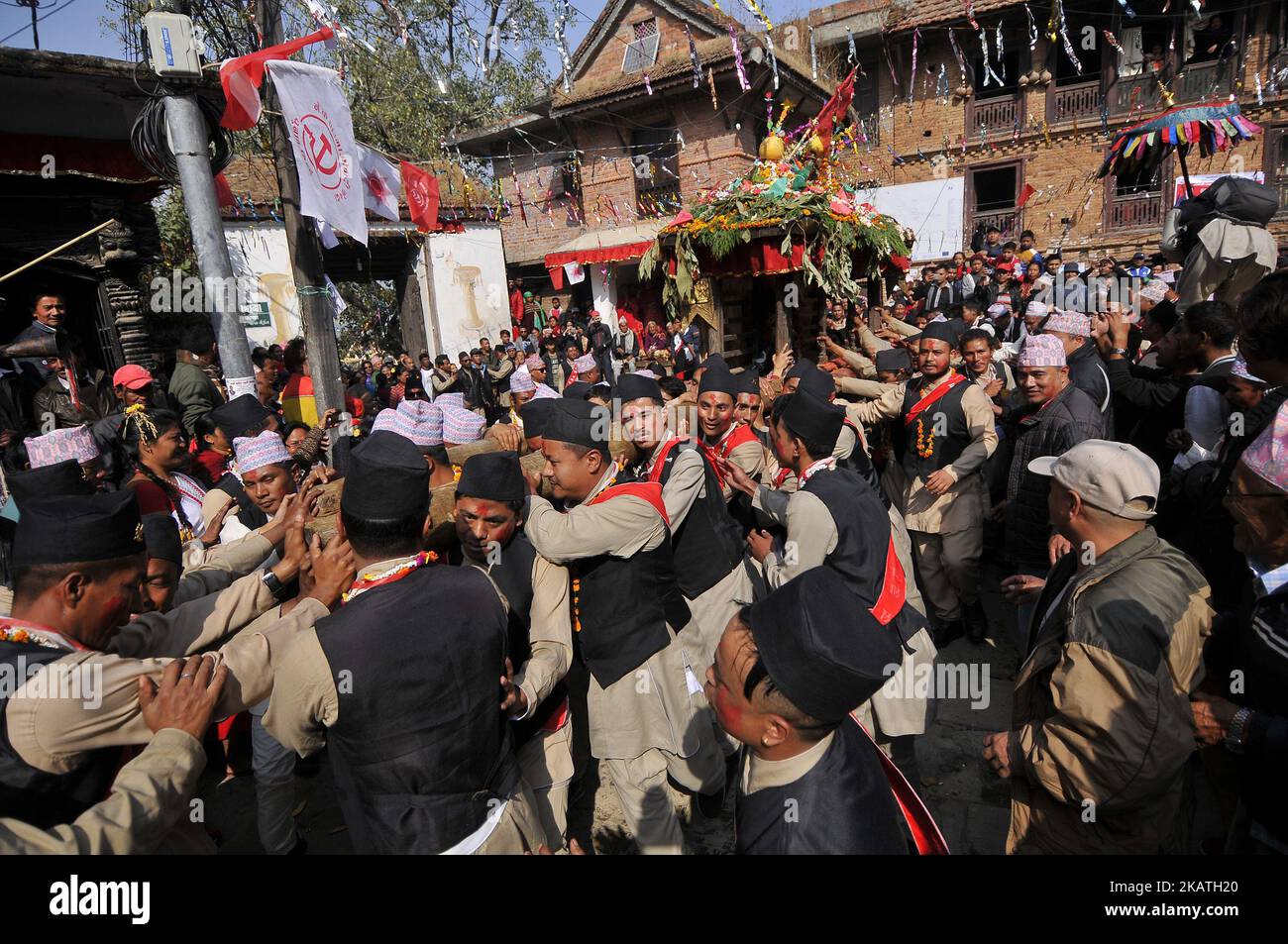 Les dévotés népalais portant le char de la déesse Indrayani lors du festival Indrayani célébré à Kirtipur, Katmandou, Népal, mardi, 28 novembre 2017. C'est la partie du célèbre festival célébré chaque année marquant l'arrivée de l'hiver. Jatras et les festivals font partie de la vie de la communauté de Newar. (Photo de Narayan Maharajan/NurPhoto) Banque D'Images