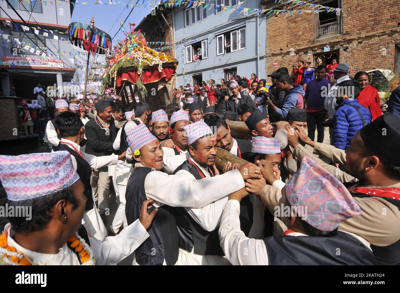 Les dévotés népalais portant le char de la déesse Indrayani lors du festival Indrayani célébré à Kirtipur, Katmandou, Népal, mardi, 28 novembre 2017. C'est la partie du célèbre festival célébré chaque année marquant l'arrivée de l'hiver. Jatras et les festivals font partie de la vie de la communauté de Newar. (Photo de Narayan Maharajan/NurPhoto) Banque D'Images