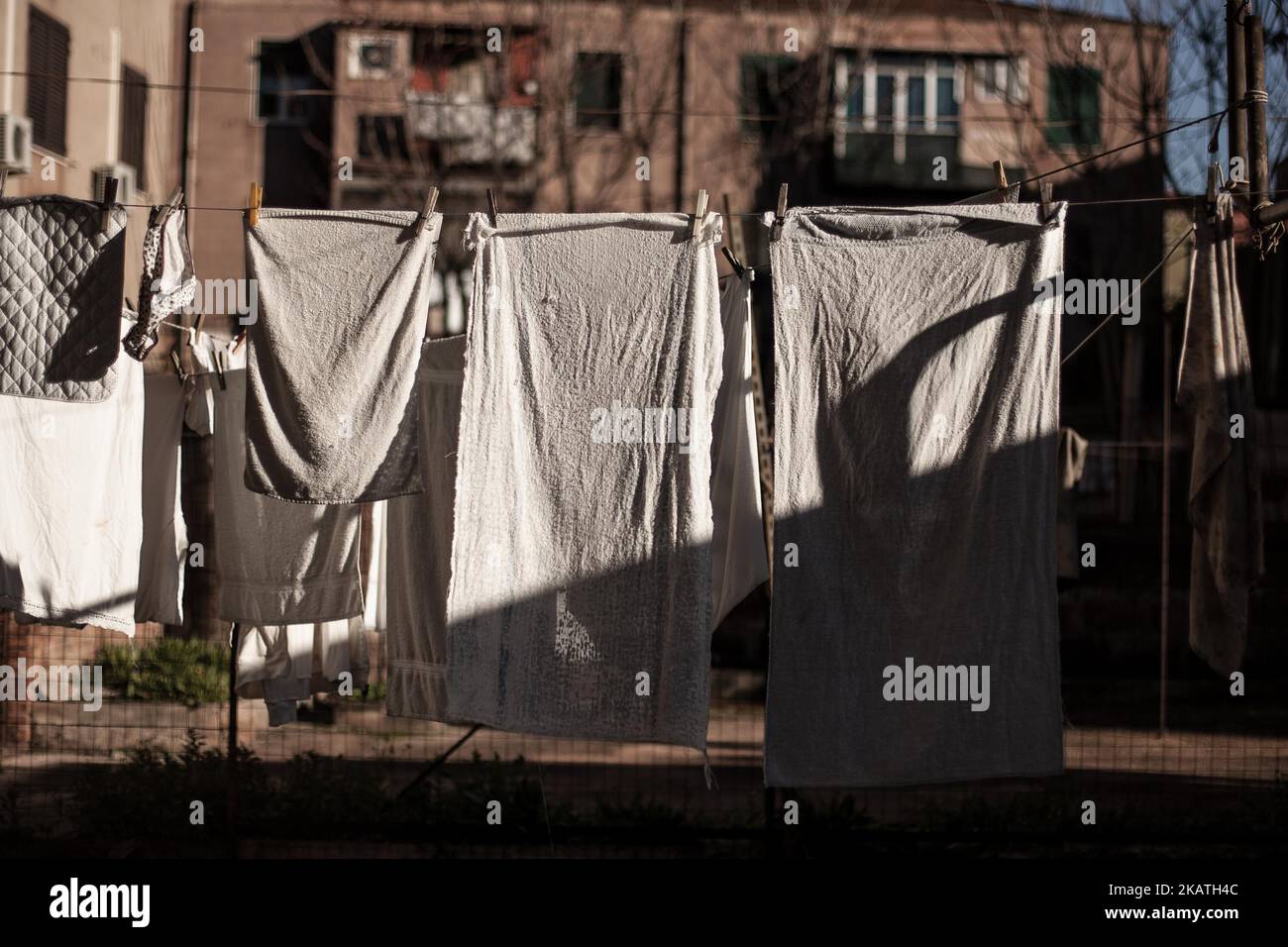 La vie quotidienne dans le district de Tamburi, Taranto, Italie sur 28 novembre 2017. Les écoles ont fermé pendant deux jours dans le quartier le plus proche des aciéries Ilva car il y a un risque que le minerai de carrière, stocké dans le ciel, atteigne le quartier populaire Tamburi. (Photo de Paolo Manzo/NurPhoto) Banque D'Images
