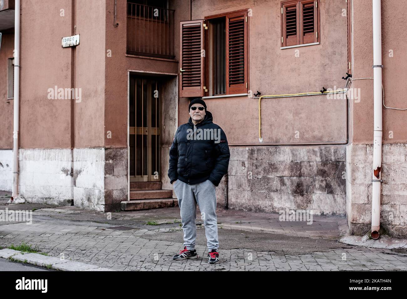 Pino, travailleur de l'ILVA, pose dans le district de Tamburi, à Taranto, en Italie, sur 28 novembre 2017. Sur 27 novembre et 28, les écoles ont fermé dans le quartier le plus proche des aciéries Ilva parce qu'il y a un risque que le minerai de carrière, stocké dans le ciel. (Photo de Paolo Manzo/NurPhoto) Banque D'Images