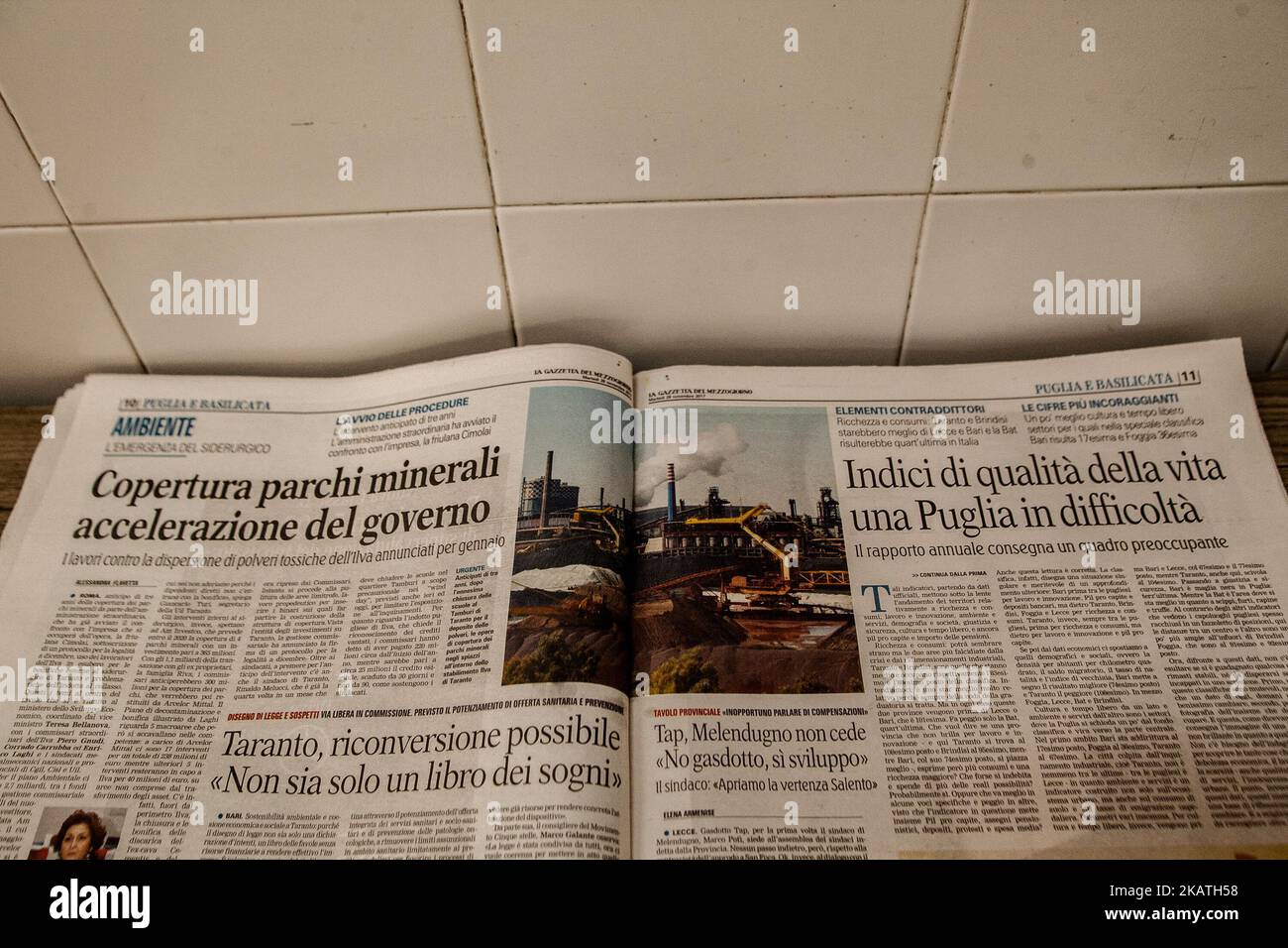 Article sur l'Ilva. Sur 27 novembre et 28, les écoles ont fermé dans le quartier le plus proche des aciéries Ilva parce qu'il y a un risque que le minerai de carrière, stocké dans le ciel, atteigne le quartier populaire Tamburi, sur 28 novembre 2017, Taranto, Italie. (Photo de Paolo Manzo/NurPhoto) Banque D'Images