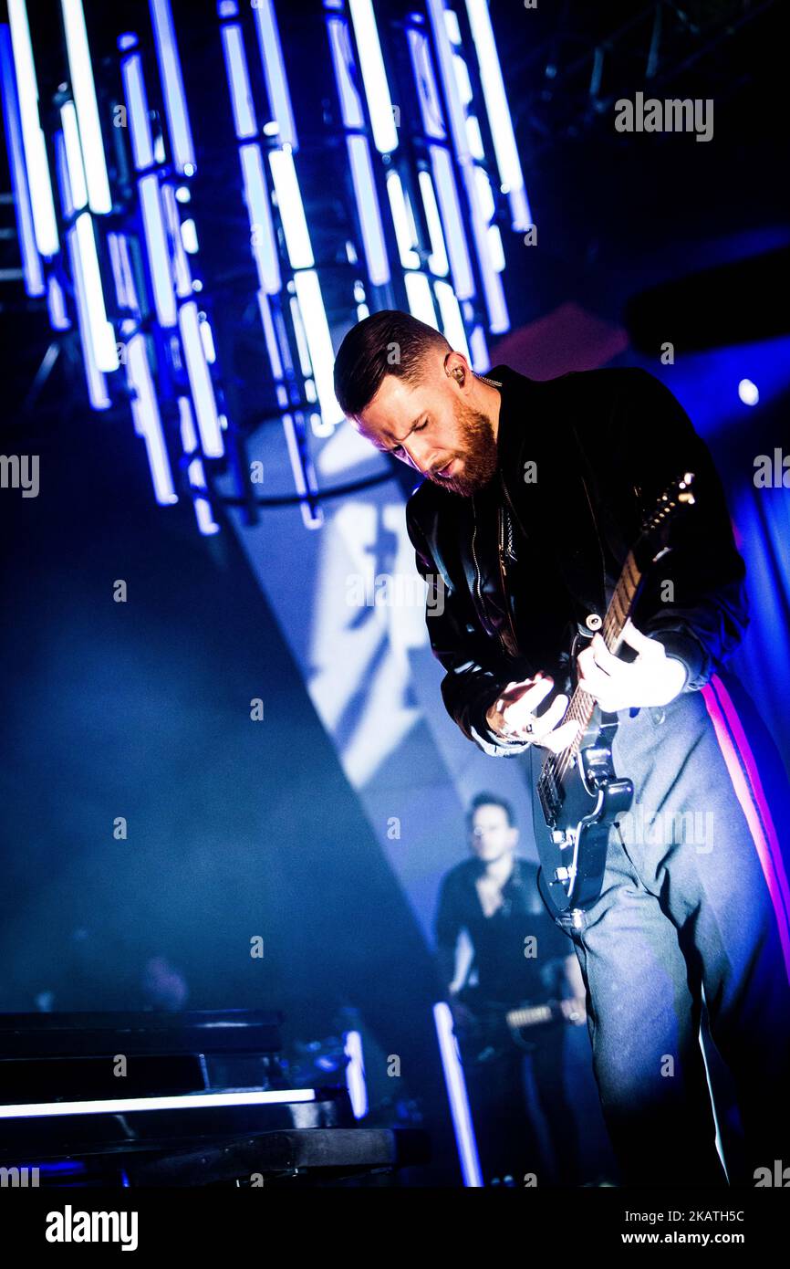 Adam Anderson, du duo pop anglais synth, fait mal à la fabrique en direct à Milan, en Italie, sur 28 novembre 2017. (Photo de Roberto Finizio/NurPhoto) Banque D'Images