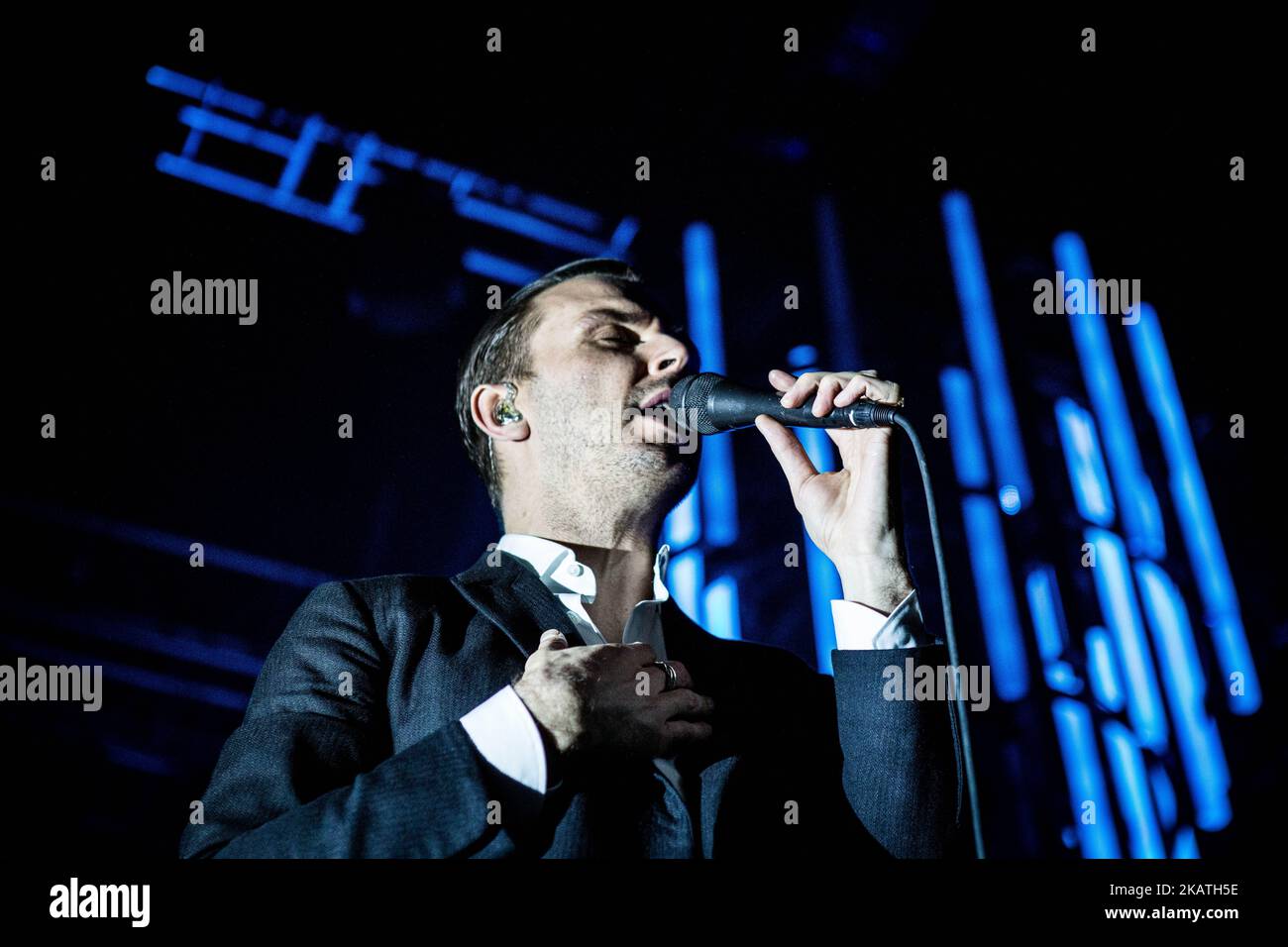 Theo Hutchcraft du duo pop synth anglais fait mal à la production live à Milan, Italie, sur 28 novembre 2017. (Photo de Roberto Finizio/NurPhoto) Banque D'Images