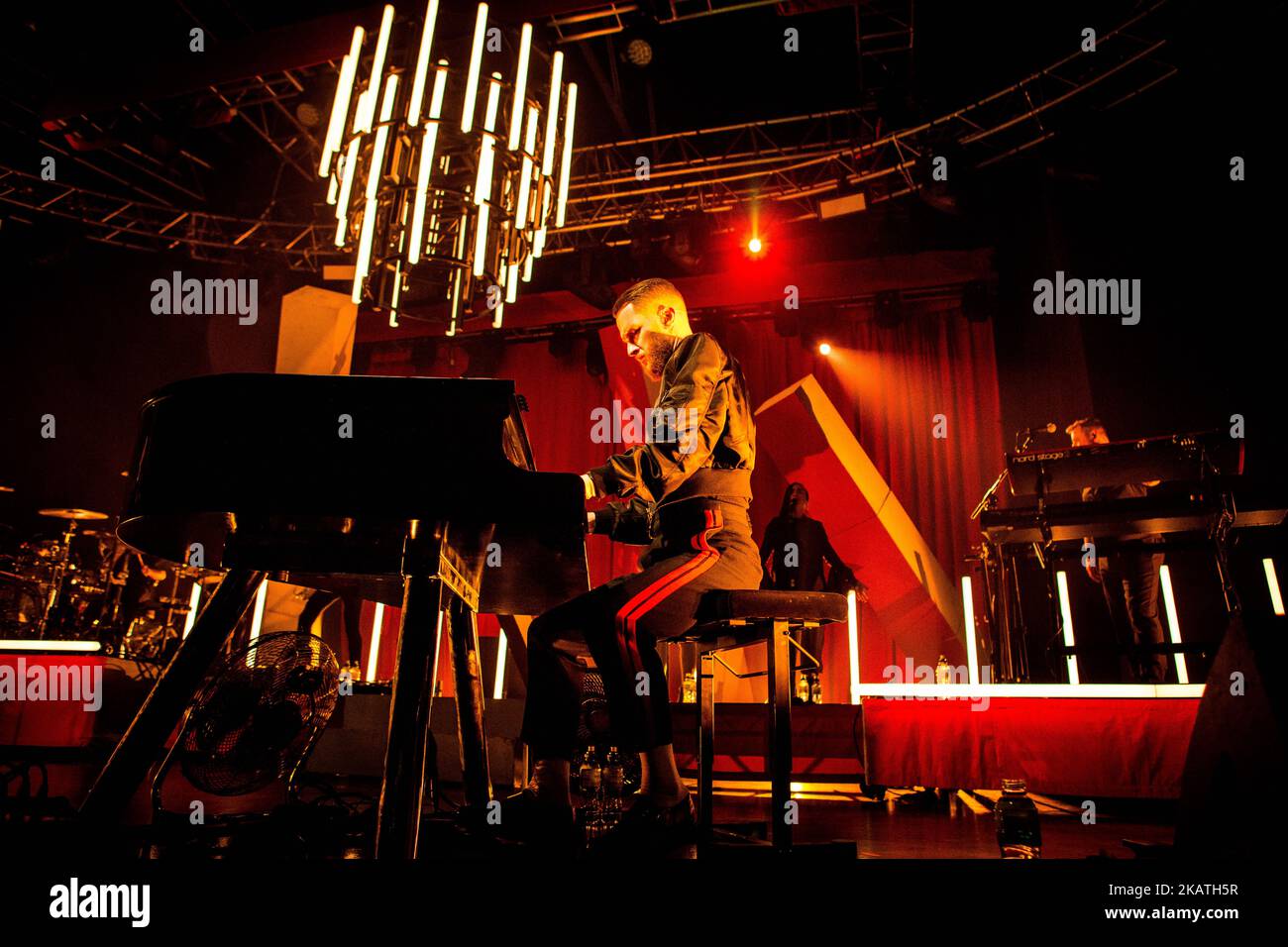 Adam Anderson, du duo pop anglais synth, fait mal à la fabrique en direct à Milan, en Italie, sur 28 novembre 2017. (Photo de Roberto Finizio/NurPhoto) Banque D'Images