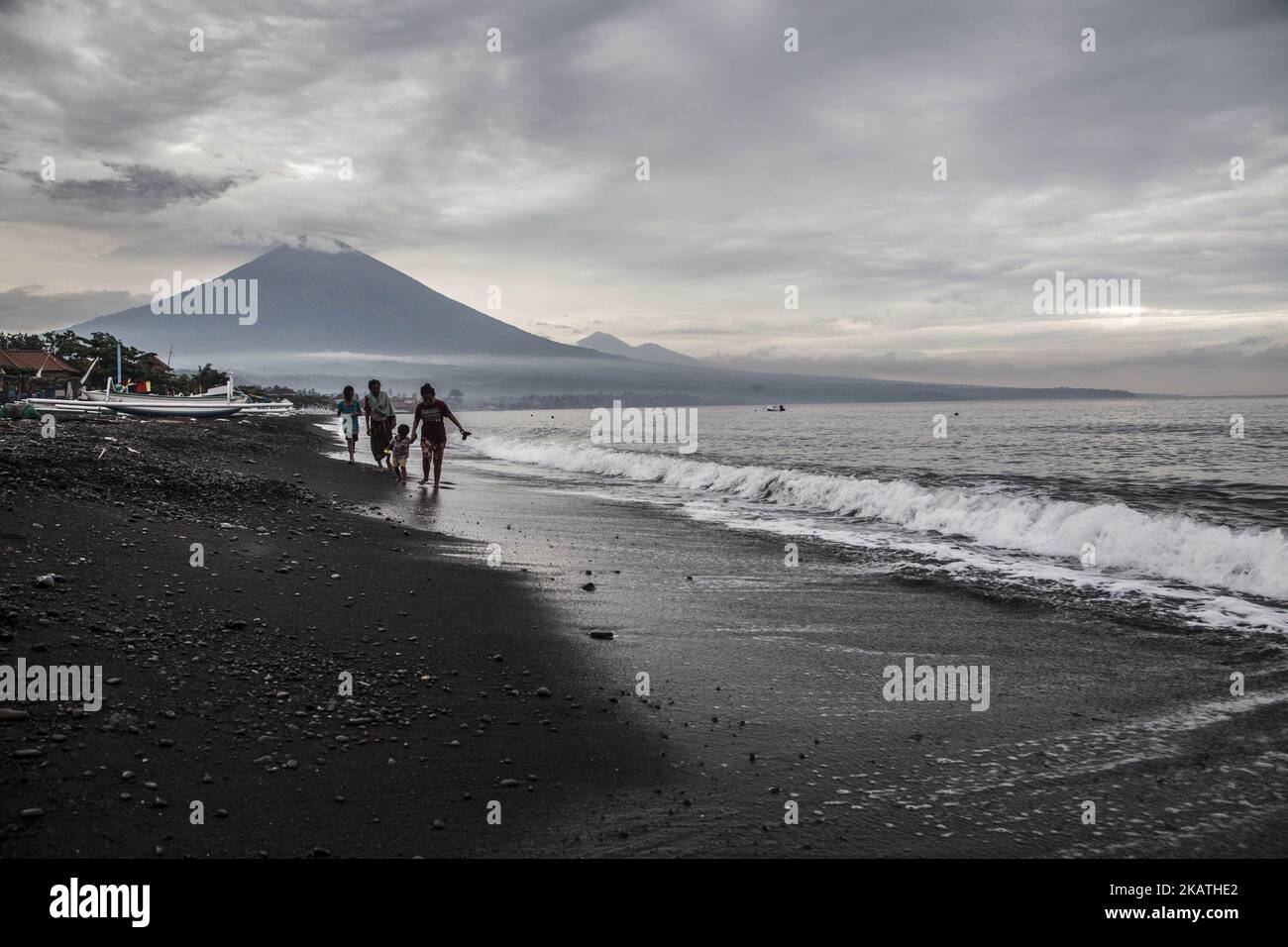 Karang ASEM, Amed, Bali 29 novembre 2017 : vue sur le Mont Agung dans la matinée à Amed Beach-Karang ASEM. La couverture de la montagne par le nuage comme forte pluie versant la montagne. (Photo par Donal Husni/NurPhoto) Banque D'Images