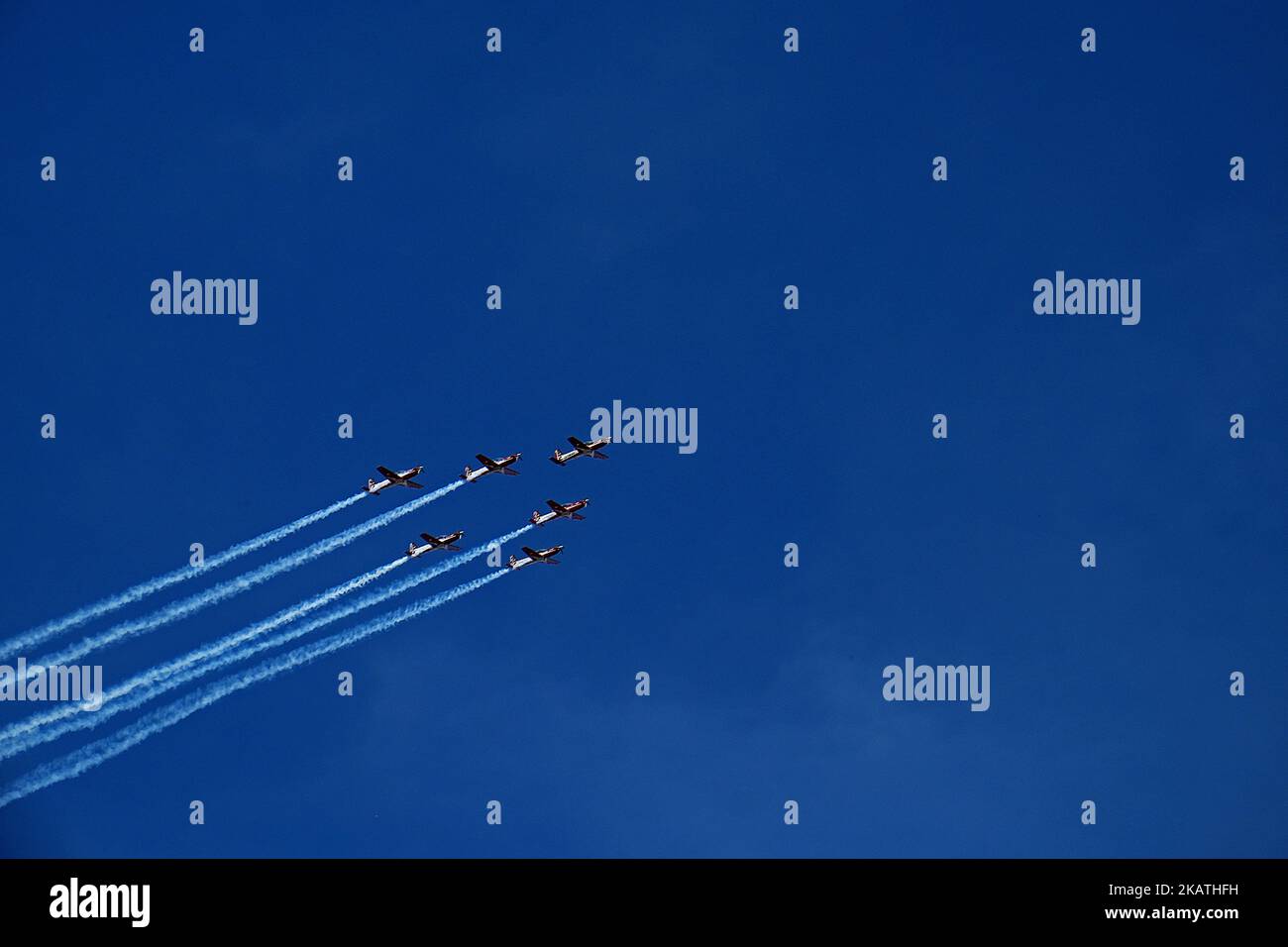 Des avions de l'équipe aérobatique Jupiter de l'Armée de l'Air indonésienne survolent le monument de danse Zapin sur 29 novembre 2017 à Pekanbaru, province de Riau, indonésie l'équipe aérobatique Jupiter est l'équipe d'exposition acrobatique actuelle de l'Armée de l'Air indonésienne qui vole avec six avions KT-1B Wong Bee peints en rouge et blanc. (Photo par Afrianto Silahi/NurPhoto) Banque D'Images