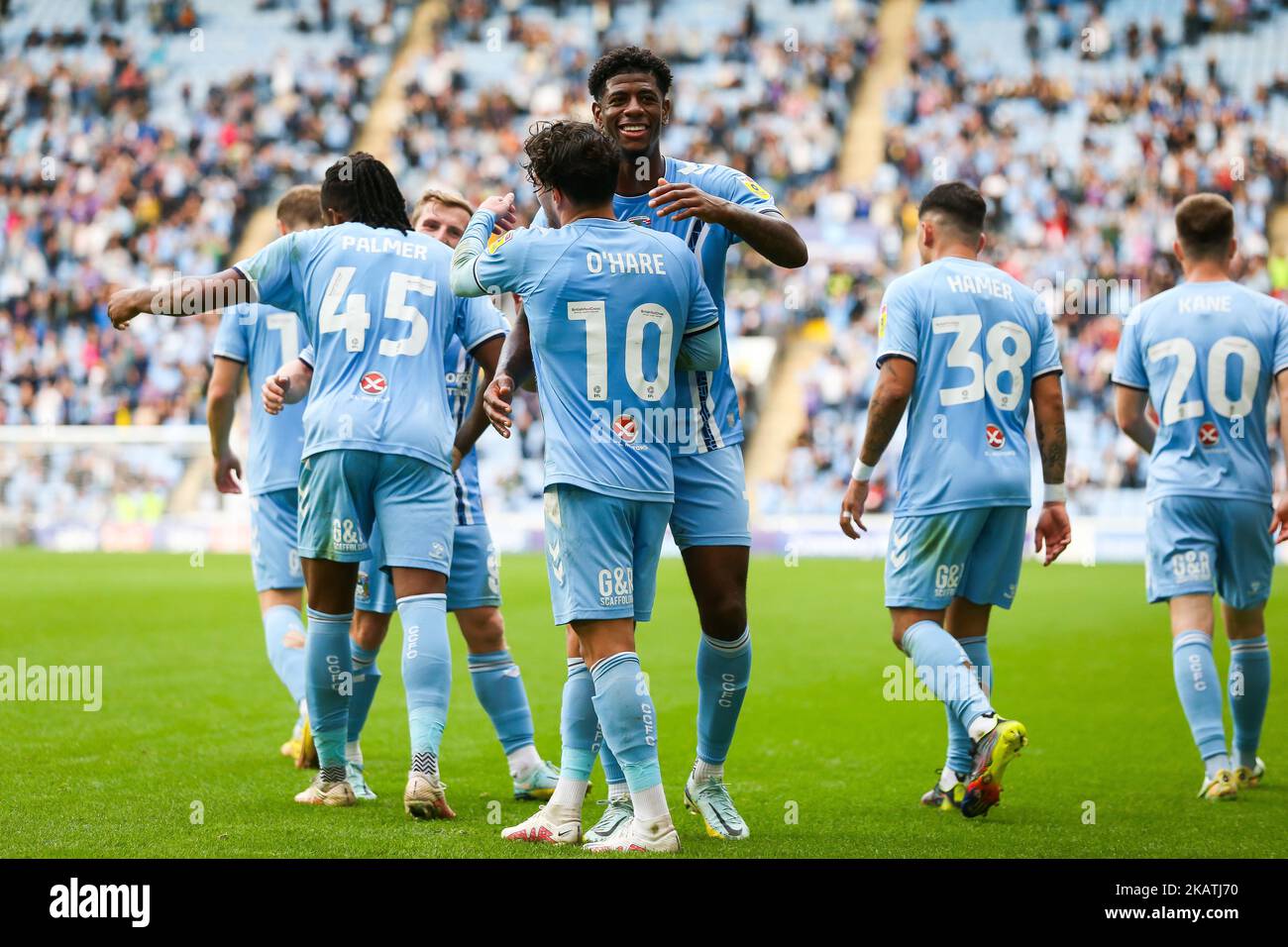 Jonathan Panzo de Coventry City célèbre avec Callum O'Hare après que le coéquipier Kasey Palmer a terminé le premier but de son match pendant le championnat Sky Bet à l'arène Coventry Building Society Arena, Coventry. Date de la photo: Samedi 29 octobre 2022. Banque D'Images