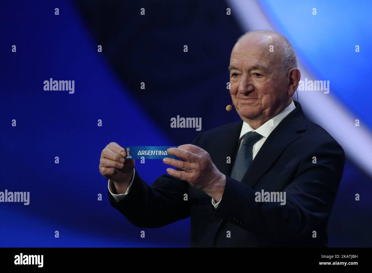 Assistant au tirage, Nikita Simonyan attire l'Argentine lors du tirage au sort final de la coupe du monde de la FIFA 2018 Russie au Palais du Kremlin d'Etat de 1 décembre 2017 à Moscou, en Russie. (Photo par Igor Russak/NurPhoto) Banque D'Images