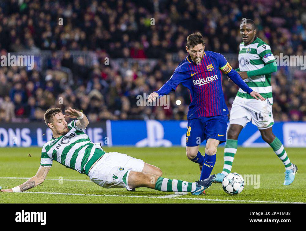 Le FC Barcelone avance Lionel Messi (10) lors du match entre le FC Barcelone - Sporting CP, pour la phase de groupe, ronde 6 de la Ligue des Champions, qui s'est tenue au stade Camp Nou le 5th décembre 2017 à Barcelone, Espagne. (Photo par Urbanandsport/NurPhoto) Banque D'Images