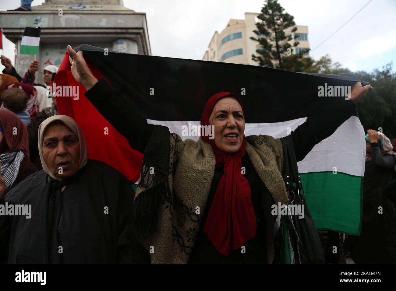 Des femmes palestiniennes criaient des slogans lors d'une protestation contre l'intention des États-Unis de déplacer leur ambassade à Jérusalem et de reconnaître la ville de Jérusalem comme capitale d'Israël, dans la ville de Gaza, 6 décembre 2017. (Photo de Majdi Fathi/NurPhoto) Banque D'Images