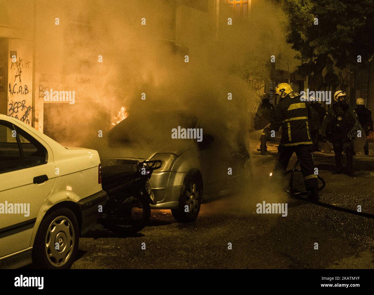 Une voiture brûle lors d'affrontements entre les manifestants et la police anti-émeutes , à la suite d'un rassemblement anniversaire marquant la fusillade de 2008 par la police d'un étudiant de 15 ans, Alexandros Grigoropoulos, à Athènes, Grèce 6 décembre 2017. Vingt-cinq personnes ont été détenues mercredi soir dans le centre d'Athènes lors de manifestations de rue violentes mais plus ou moins confinées commémorant l'anniversaire de l'amarrage mortel d'un jeune de 16 ans par un policier en 2008.comme dans le passé, les violences de rue étaient concentrées autour du district d'Exarchia. Connu sous le nom de « hub » non officiel d'Athènes et point de rassemblement pour Banque D'Images