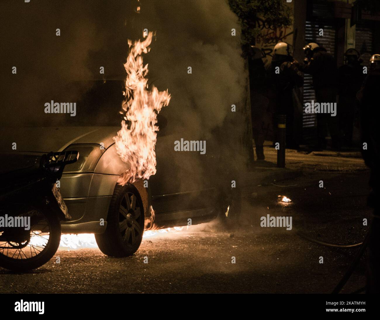 Une voiture brûle lors d'affrontements entre les manifestants et la police anti-émeutes , à la suite d'un rassemblement anniversaire marquant la fusillade de 2008 par la police d'un étudiant de 15 ans, Alexandros Grigoropoulos, à Athènes, Grèce 6 décembre 2017. Vingt-cinq personnes ont été détenues mercredi soir dans le centre d'Athènes lors de manifestations de rue violentes mais plus ou moins confinées commémorant l'anniversaire de l'amarrage mortel d'un jeune de 16 ans par un policier en 2008.comme dans le passé, les violences de rue étaient concentrées autour du district d'Exarchia. Connu sous le nom de « hub » non officiel d'Athènes et point de rassemblement pour Banque D'Images