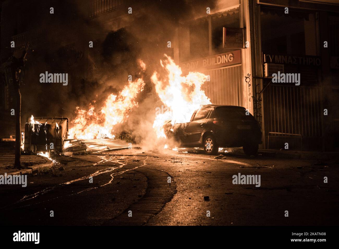 Une voiture brûle lors d'affrontements entre les manifestants et la police anti-émeutes , à la suite d'un rassemblement anniversaire marquant la fusillade de 2008 par la police d'un étudiant de 15 ans, Alexandros Grigoropoulos, à Athènes, Grèce 6 décembre 2017. Vingt-cinq personnes ont été détenues mercredi soir dans le centre d'Athènes lors de manifestations de rue violentes mais plus ou moins confinées commémorant l'anniversaire de l'amarrage mortel d'un jeune de 16 ans par un policier en 2008.comme dans le passé, les violences de rue étaient concentrées autour du district d'Exarchia. Connu sous le nom de « hub » non officiel d'Athènes et point de rassemblement pour Banque D'Images
