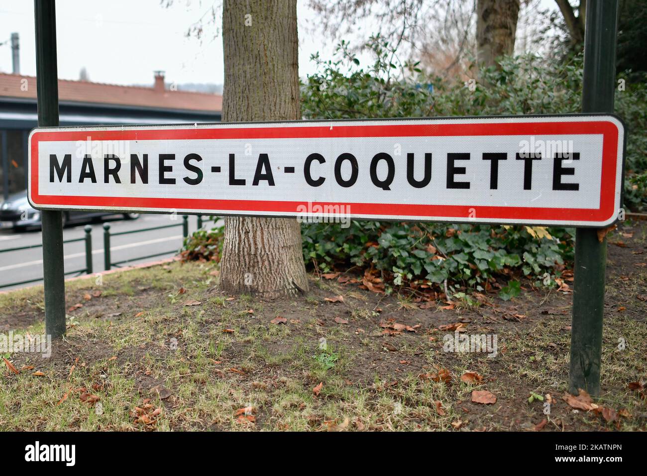 Les fans du chanteur et acteur français Johnny Hallyday se rassemblent devant sa maison sur 6 décembre 2017, à Marnes-la-Coquette. La France a pleuré sur 6 décembre son rocker le plus célèbre Johnny Hallyday, dont les ballades de pouvoir et la vie personnelle colorée en ont fait un Trésor national, aimé par tous, des adolescents rebelles en 1960s aux présidents modernes. L'homme connu sous le nom d'Elvis français est mort à l'âge de 74 ans sur 6 décembre après une bataille contre le cancer du poumon. (Photo de Julien Mattia/NurPhoto) Banque D'Images