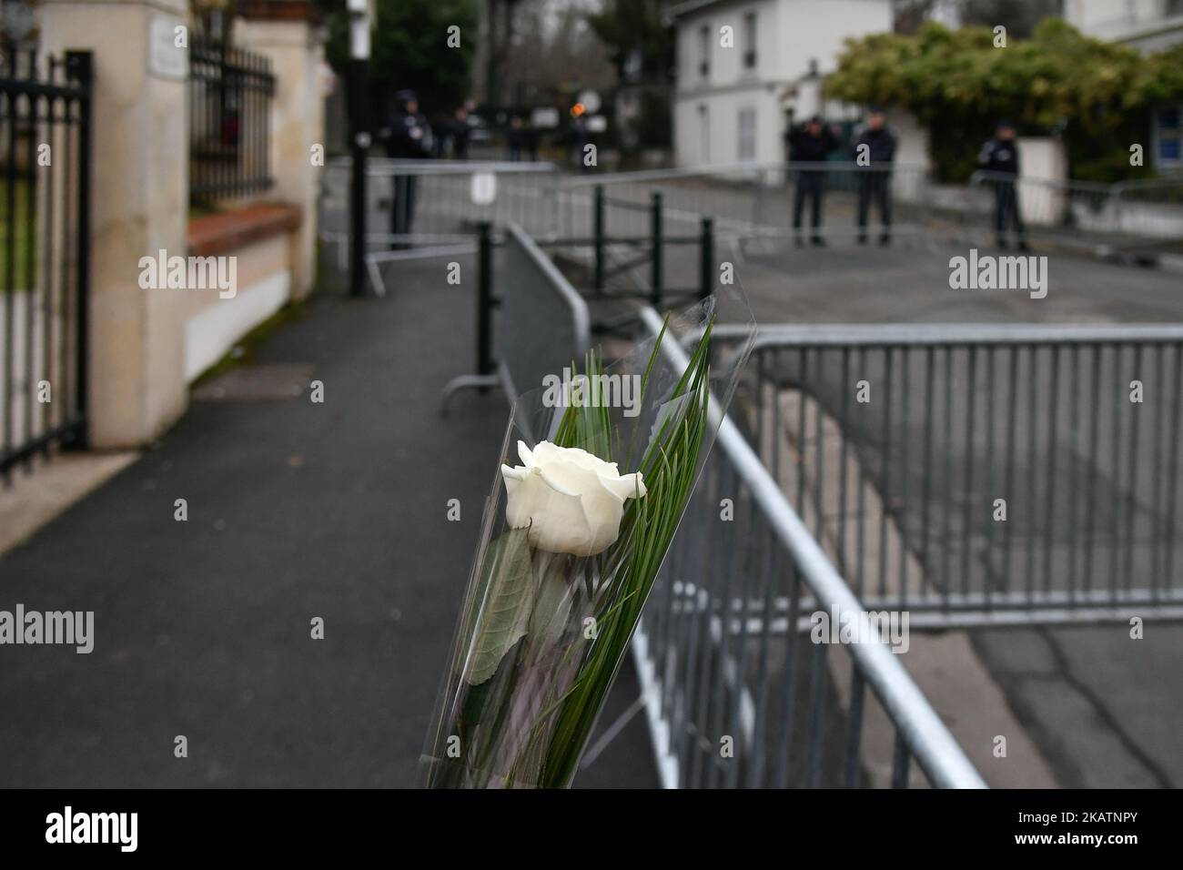 Les fans du chanteur et acteur français Johnny Hallyday se rassemblent devant sa maison sur 6 décembre 2017, à Marnes-la-Coquette. La France a pleuré sur 6 décembre son rocker le plus célèbre Johnny Hallyday, dont les ballades de pouvoir et la vie personnelle colorée en ont fait un Trésor national, aimé par tous, des adolescents rebelles en 1960s aux présidents modernes. L'homme connu sous le nom d'Elvis français est mort à l'âge de 74 ans sur 6 décembre après une bataille contre le cancer du poumon. (Photo de Julien Mattia/NurPhoto) Banque D'Images