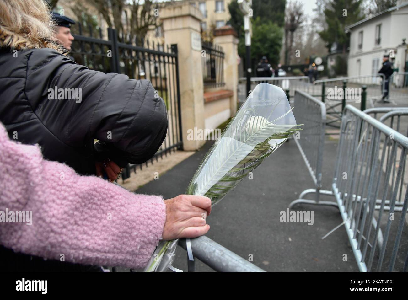 Les fans du chanteur et acteur français Johnny Hallyday se rassemblent devant sa maison sur 6 décembre 2017, à Marnes-la-Coquette. La France a pleuré sur 6 décembre son rocker le plus célèbre Johnny Hallyday, dont les ballades de pouvoir et la vie personnelle colorée en ont fait un Trésor national, aimé par tous, des adolescents rebelles en 1960s aux présidents modernes. L'homme connu sous le nom d'Elvis français est mort à l'âge de 74 ans sur 6 décembre après une bataille contre le cancer du poumon. (Photo de Julien Mattia/NurPhoto) Banque D'Images