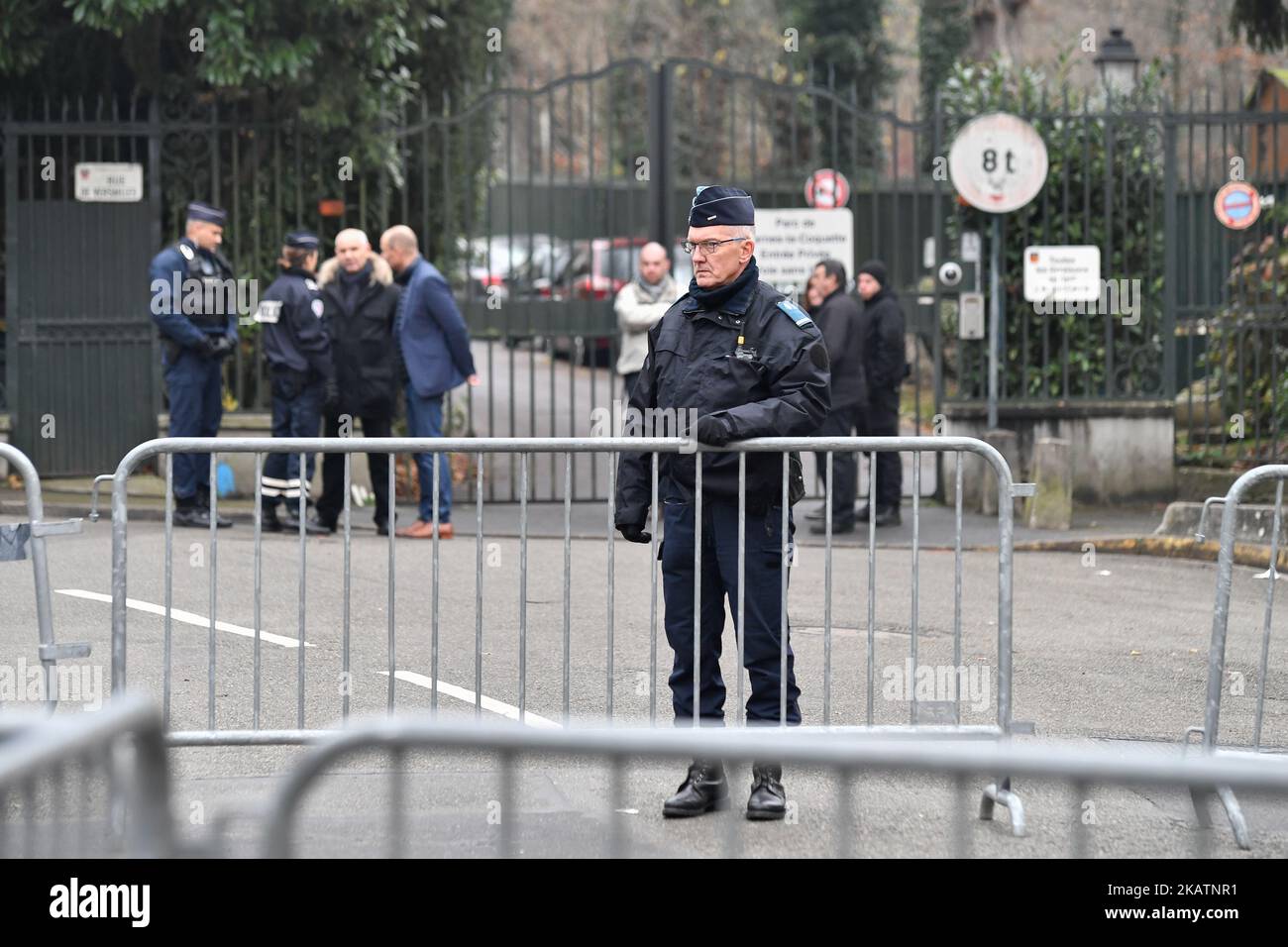 Les fans du chanteur et acteur français Johnny Hallyday se rassemblent devant sa maison sur 6 décembre 2017, à Marnes-la-Coquette. La France a pleuré sur 6 décembre son rocker le plus célèbre Johnny Hallyday, dont les ballades de pouvoir et la vie personnelle colorée en ont fait un Trésor national, aimé par tous, des adolescents rebelles en 1960s aux présidents modernes. L'homme connu sous le nom d'Elvis français est mort à l'âge de 74 ans sur 6 décembre après une bataille contre le cancer du poumon. (Photo de Julien Mattia/NurPhoto) Banque D'Images