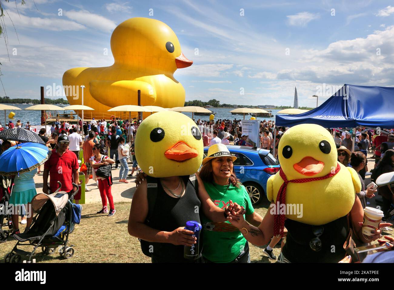 Le plus grand canard de caoutchouc au monde est arrivé à Toronto, en Ontario, au Canada, sur 03 juillet 2017. Le canard géant en caoutchouc a visité la ville de Toronto dans le cadre du Redpath Waterfront Festival. Le canard gonflable de 13 600 kg a été créé par l'artiste néerlandais Florentijn Hofman et mesure plus de 27 mètres de long et près de six étages. (Photo de Creative Touch Imaging Ltd./NurPhoto) Banque D'Images