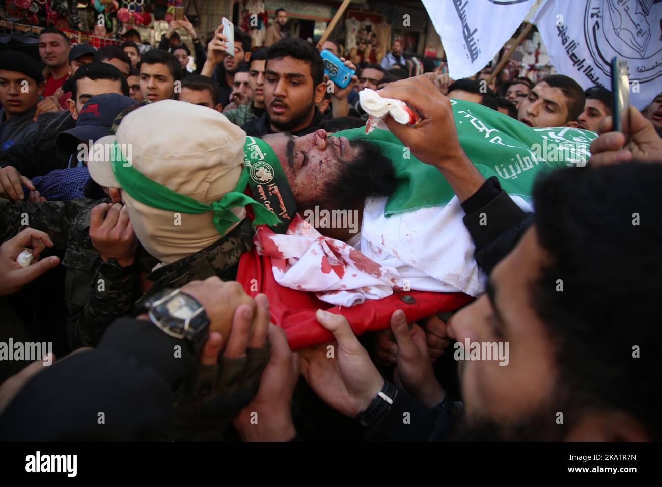 Les militants palestiniens des Brigades Ezzedine al-Qassam, l'aile armée du mouvement Hamas, portent le corps de leur camarade Mohamed al-Safadi, qui a été tué la veille lors d'une attaque aérienne israélienne, lors de ses funérailles dans la ville de Gaza, à 9 décembre 2017. Des affrontements, des tirs de roquettes palestiniens et des frappes aériennes israéliennes ont tué au moins deux personnes et blessé des dizaines d'autres personnes sur 8 décembre dans des violences liées à la déclaration du président américain Donald Trump de Jérusalem comme capitale d'Israël. (Photo de Majdi Fathi/NurPhoto) Banque D'Images