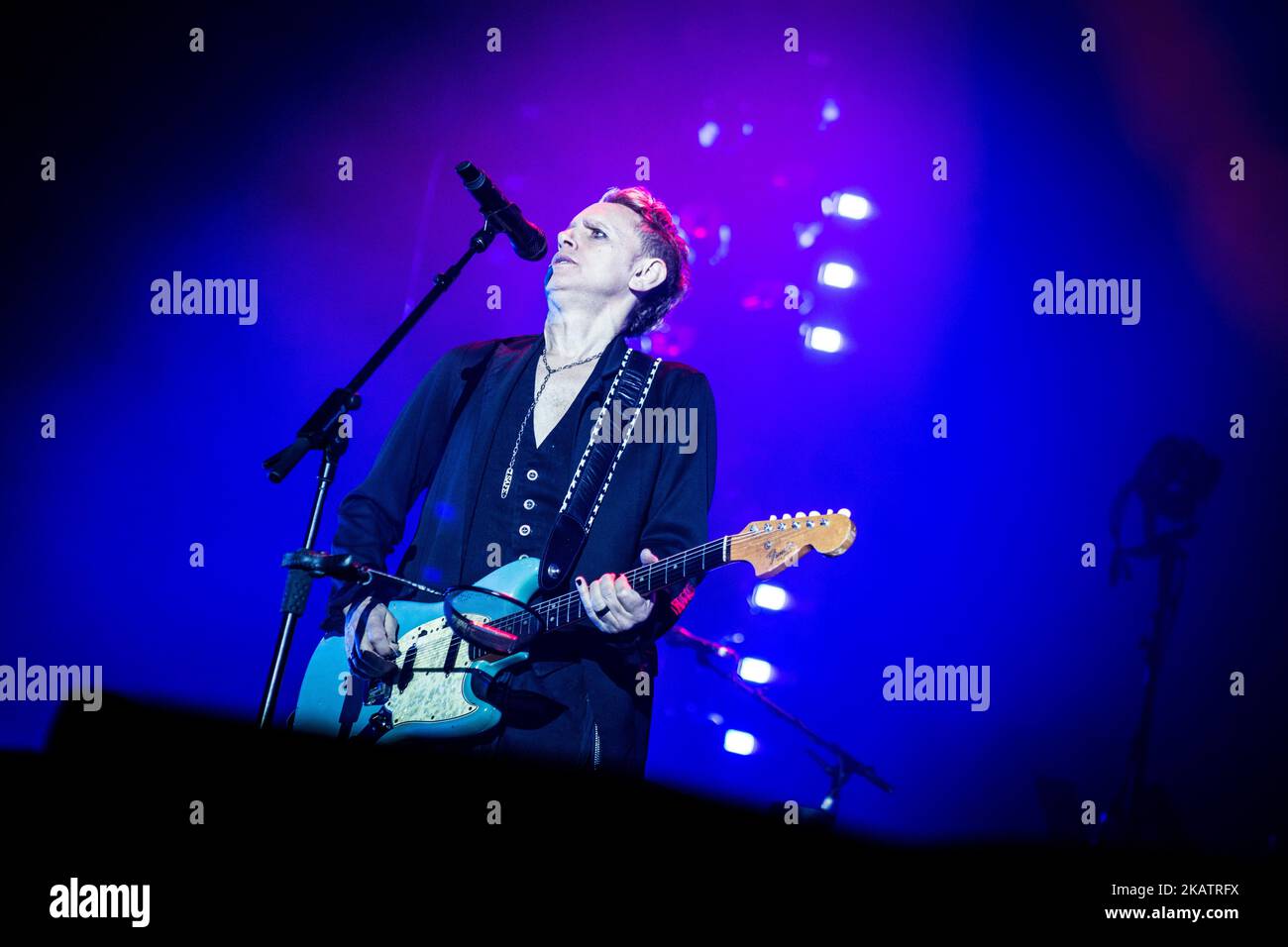 Martin Gore, du groupe électronique anglais Depeche mode, se présentant en direct à Pala Alpitour Italie à Turin, Italie, le 9 décembre 2017. (Photo de Roberto Finizio/NurPhoto) Banque D'Images