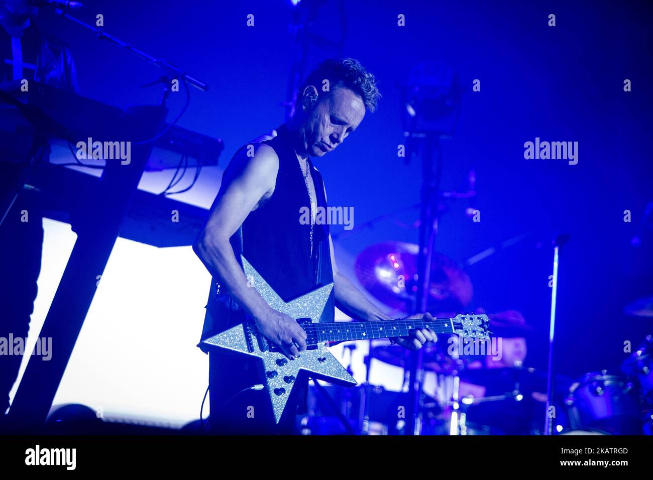 Martin Gore, du groupe électronique anglais Depeche mode, se présentant en direct à Pala Alpitour Italie à Turin, Italie, le 9 décembre 2017. (Photo de Roberto Finizio/NurPhoto) Banque D'Images
