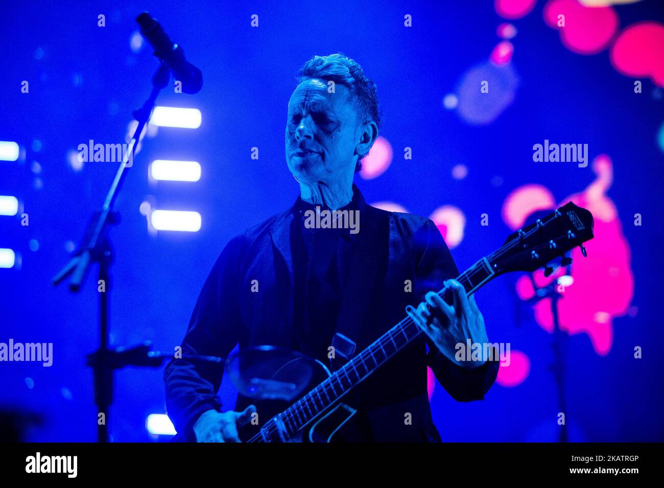 Martin Gore, du groupe électronique anglais Depeche mode, se présentant en direct à Pala Alpitour Italie à Turin, Italie, le 9 décembre 2017. (Photo de Roberto Finizio/NurPhoto) Banque D'Images