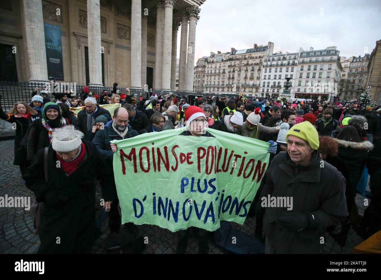 Plusieurs centaines de personnes se sont rassemblées sur la place du Panthéon pour une campagne de sensibilisation au climat le jour d'ouverture du Sommet Climate-Finance (Sommet One Planet) à Paris. Paris, France, 12 décembre 2017. Les manifestants présentent des plaques qui corrigeant divers problèmes environnementaux. (Photo de Michel Stoupak/NurPhoto) Banque D'Images