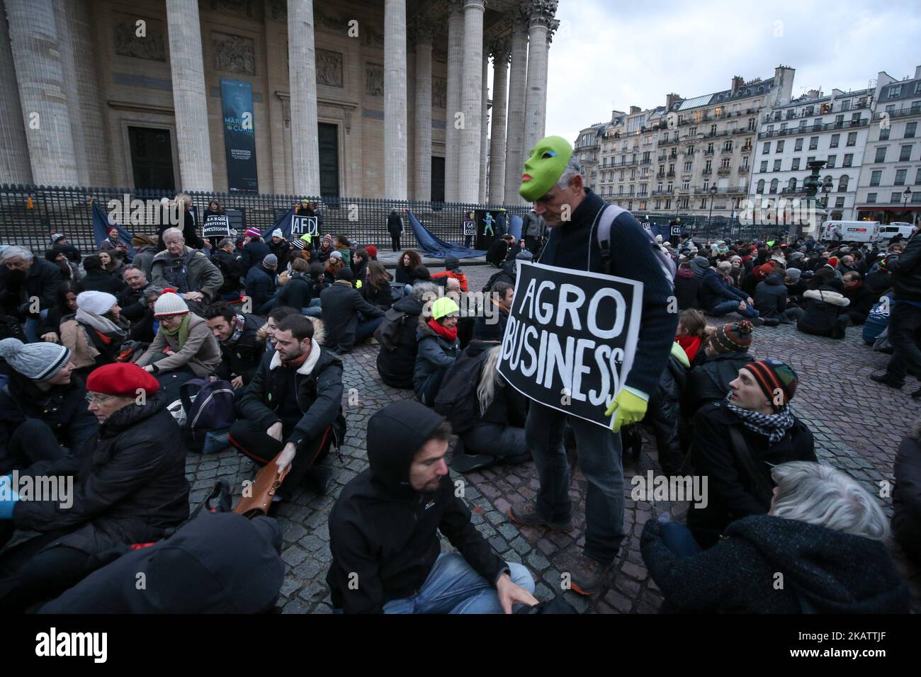 Plusieurs centaines de personnes se sont rassemblées sur la place du Panthéon pour une campagne de sensibilisation au climat le jour d'ouverture du Sommet Climate-Finance (Sommet One Planet) à Paris. Paris, France, 12 décembre 2017. Les manifestants présentent des plaques qui corrigeant divers problèmes environnementaux. (Photo de Michel Stoupak/NurPhoto) Banque D'Images