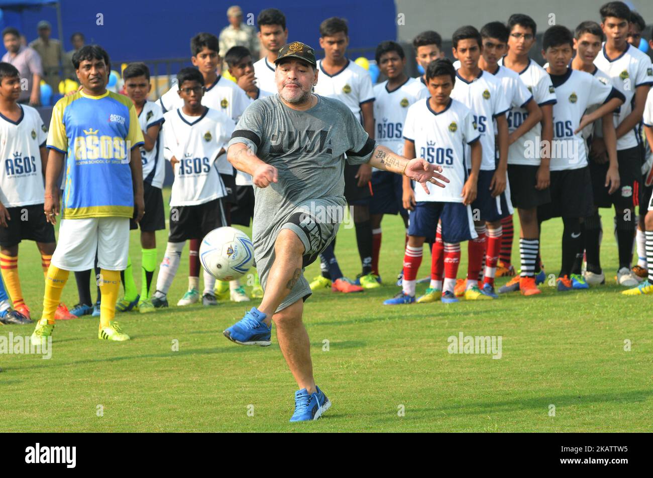 Diego Maradona, légende Argentine du football, participe à un atelier avec des élèves du village de Kadambagachi, à environ 39 km au nord de Kolkata sur 12 décembre 2017. Maradona est en visite privée en Inde. (Photo de Debajyoti Chakraborty/NurPhoto) Banque D'Images