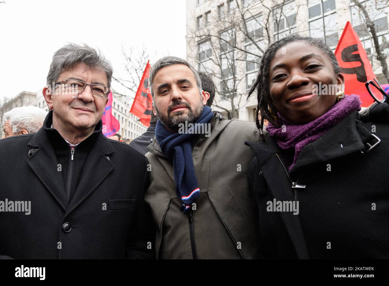 Parti d'extrême-gauche français la France Insoumettre membre du Parlement Jean-Luc Melenson (L), alexis corbière (C) et Danielle Obono (R) participent à une cérémonie des inspecteurs du travail devant le Ministère de la Santé et des Affaires sociales pour le respect des libertés syndicales à l'inspection du travail à Paris, France, le 14 décembre 2017. (Photo de Julien Mattia/NurPhoto) Banque D'Images