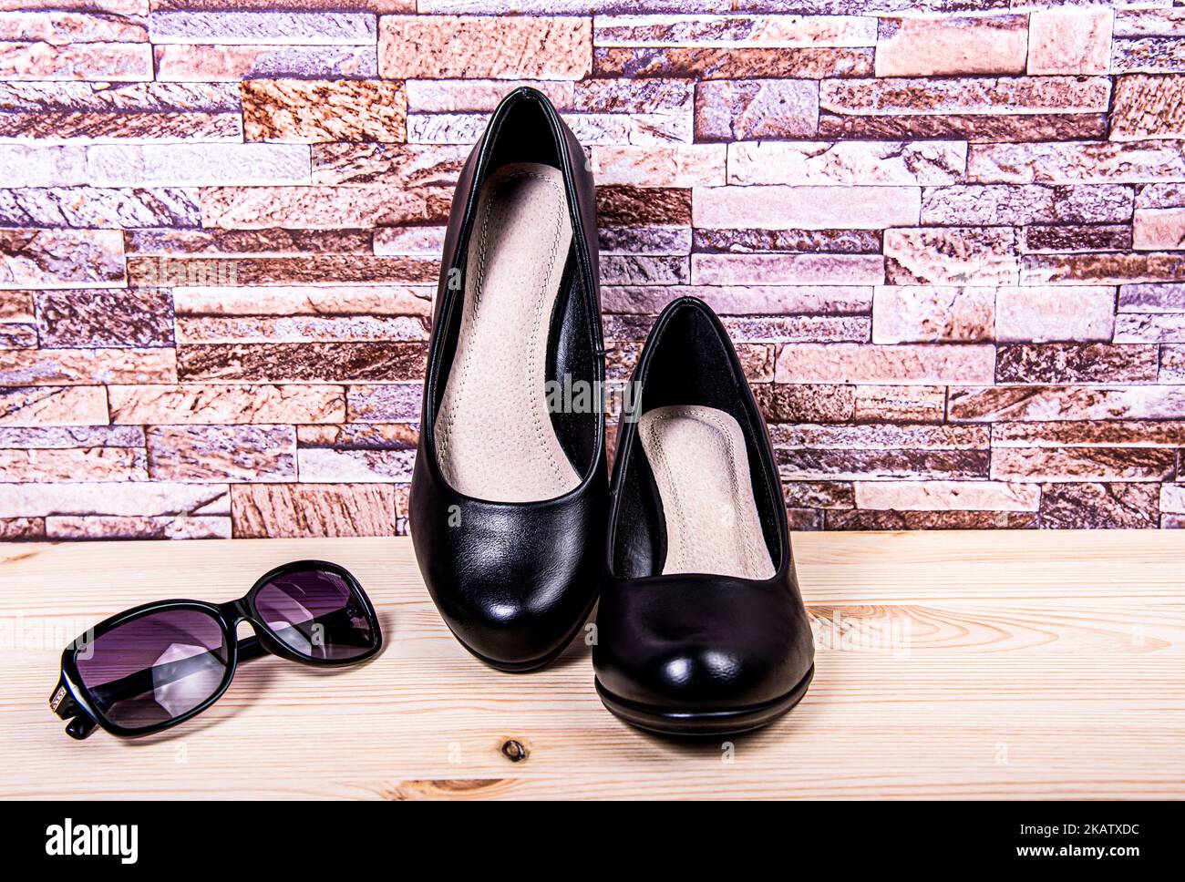 Chaussures noires pour femmes avec lunettes de soleil Banque D'Images