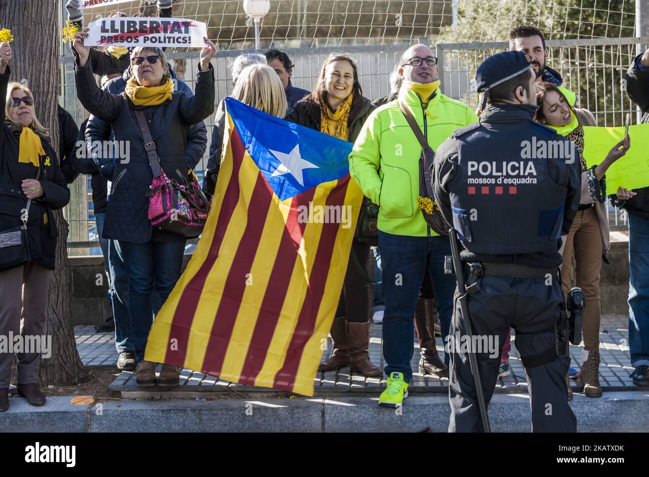 Un groupe de manifestants indépendants avec le drapeau catalan lors du rassemblement PP à Salou pour les élections catalanes (photo de Celestino Arce/NurPhoto) Banque D'Images