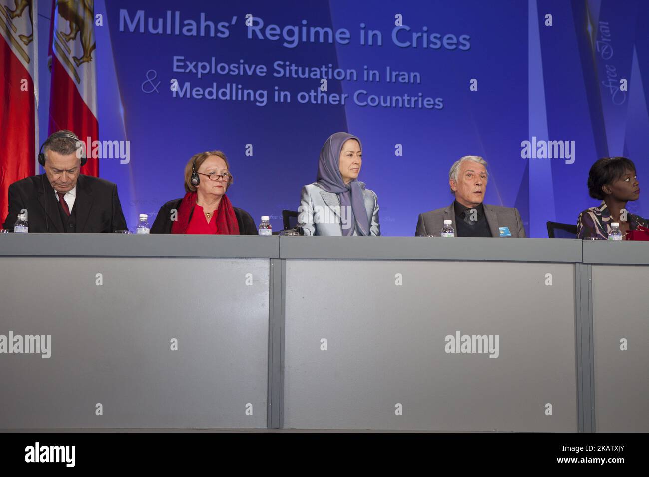 De gauche à droite : Otto Bernhardt, Sabine Leutheusser-Schnarrenberger, Maryam Rajavi, Gilbert Mitterrand, Rama Yadedurant une conférence internationale à Paris, France, au Palais Brongniart (la Bourse), samedi 16 décembre 2017. Des personnalités politiques de haut niveau, d'anciens commandants militaires, des experts des États-Unis, du Moyen-Orient et d'Europe et des représentants de l'opposition iranienne évaluent la bonne politique à l'égard de l'Iran, les facteurs efficaces et cruciaux impliqués et les perspectives pour 2018. (Photo de Siavosh Hosseini/NurPhoto) Banque D'Images