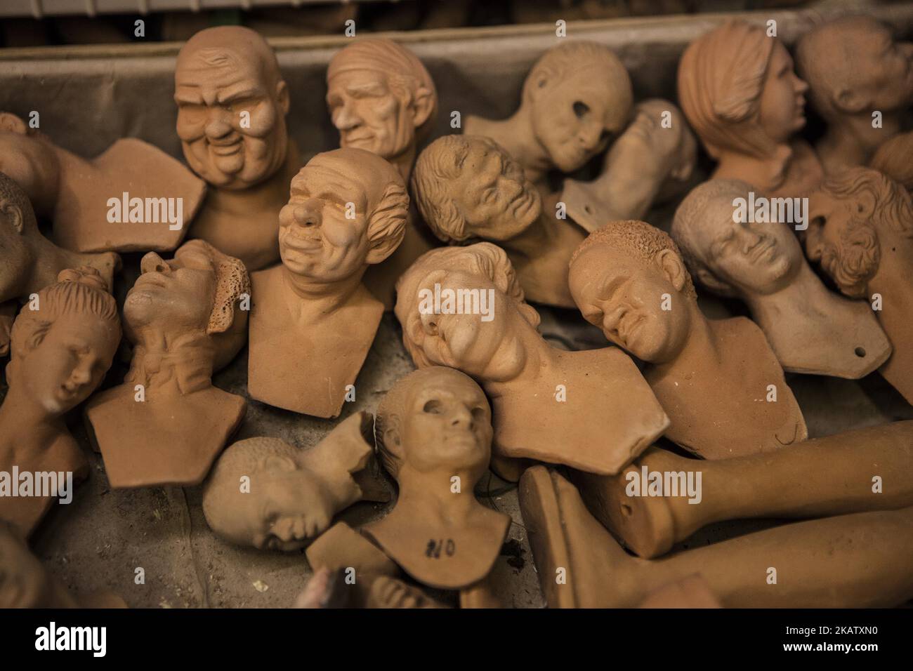 Diverses sculptures sont vendues dans la via San Gregorio Armeno, une rue célèbre pour ses boutiques artisanales vendant des expositions de nativité à Naples, en Italie, sur 18 décembre 2017. (Photo de Paolo Manzo/NurPhoto) Banque D'Images